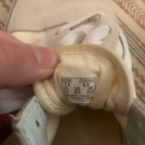 Cream and white old school vans - Picture 8 of 8